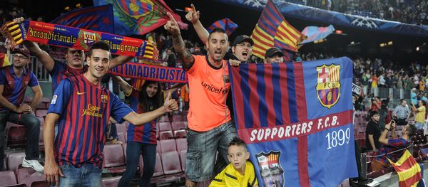 Болельщики футбольного клуба Барселона на трибуне стадиона Камп Ноу Болельщики футбольного клуба Барселона на трибуне стадиона Камп Ноу - Sputnik Грузия