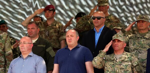 Министр обороны Грузии Леван Изория и президент Грузии Георгий Маргвелашвили - Sputnik Грузия