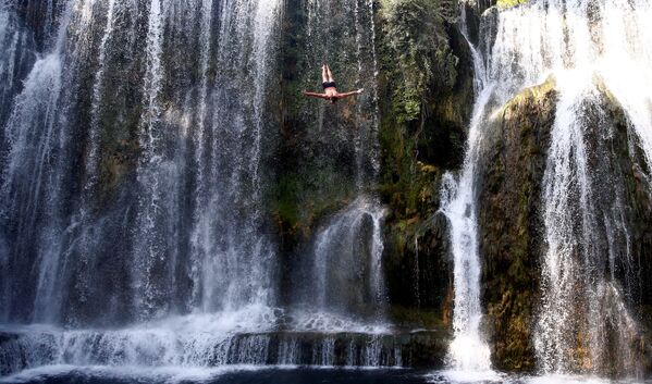 Ежегодные международные соревнования по прыжкам с водопада, которые проходят в Боснии и Герцеговине - Sputnik Грузия