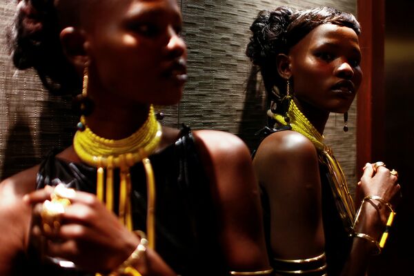 Модель у зеркала перед показом мод в Найроби, Кения - Sputnik Грузия