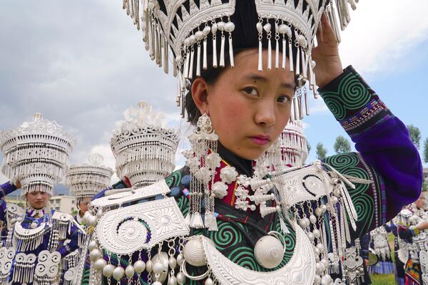 Девушки народности И участвуют в традиционном представлении во время фестиваля факелов в провинции Сычуань, Китай - Sputnik Грузия