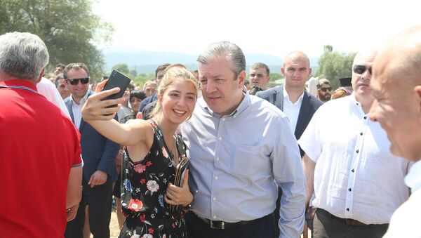 Девушка фотографируется с премьером Грузии Георгием Квирикашвили - Sputnik Грузия