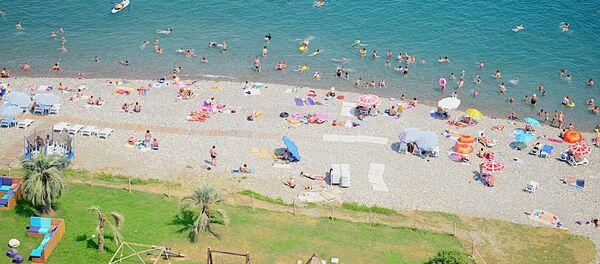Вид на батумский пляж с колеса обозрения Вид на батумский пляж с колеса обозрения - Sputnik Грузия