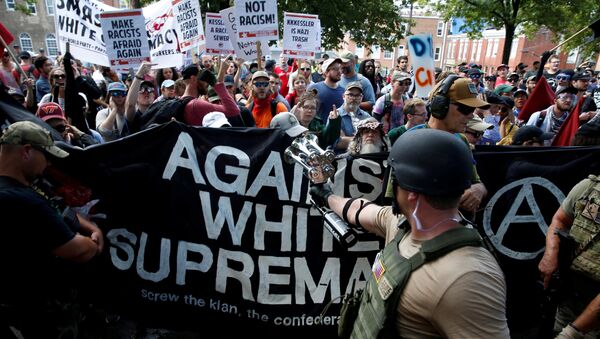 Члены белых националистов встречаются группой контр-протестующих в Шарлоттсвилле - Sputnik Грузия
