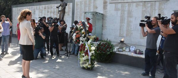 ქეთევან ციხელაშვილი გმირთა მემორიალთან ქეთევან ციხელაშვილი გმირთა მემორიალთან - Sputnik საქართველო