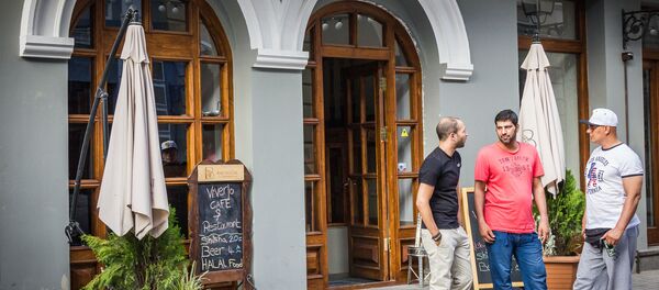 Закрытые уличные кафе на проспекте Агмашенебели - Sputnik Грузия