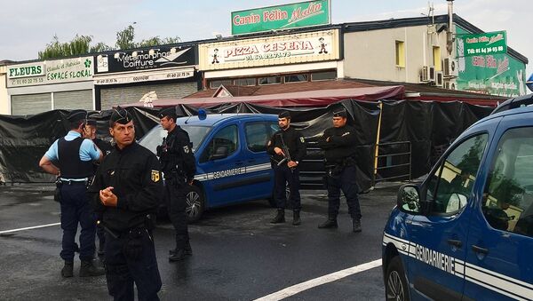 Полицейские у места автокатастрофы в ресторане-пиццерии в Сент-Сортс - Sputnik Грузия