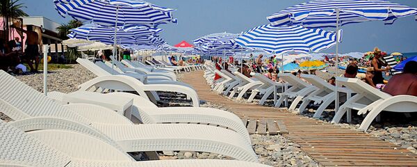 Отдыхающие на черноморском побережье Батуми Отдыхающие на черноморском побережье Батуми - Sputnik Грузия