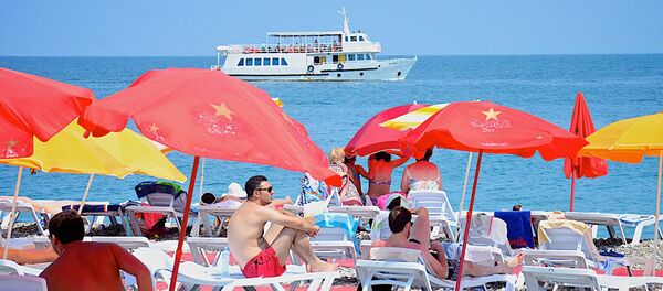 Отдыхающие на черноморском пляже в Батуми - Sputnik Грузия
