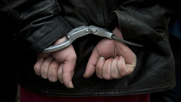 Мужчина в наручниках после задержания полицией - Sputnik Грузия