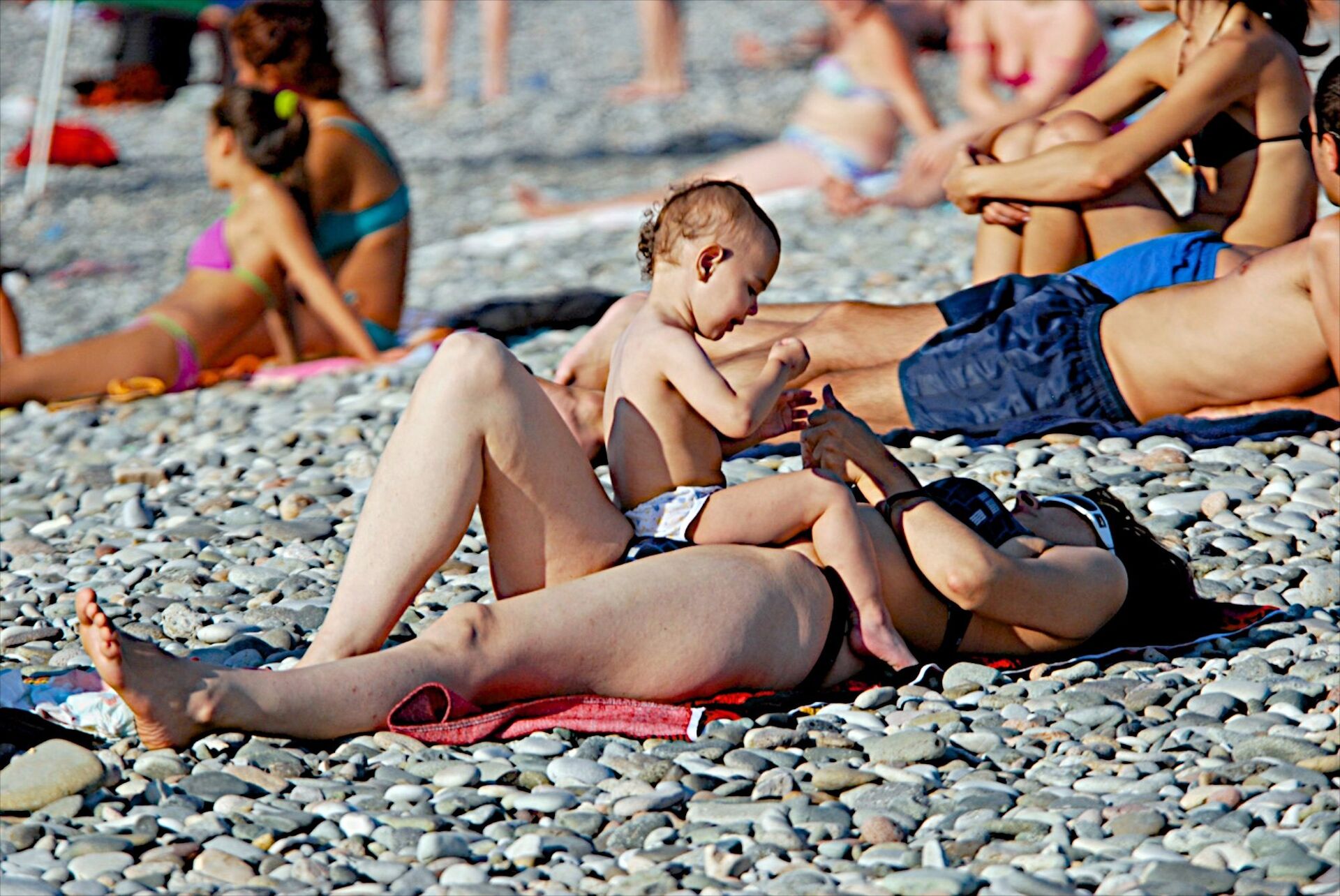 Отдыхающие с детьми на черноморском пляже в Батуми - Sputnik Грузия, 1920, 28.06.2023