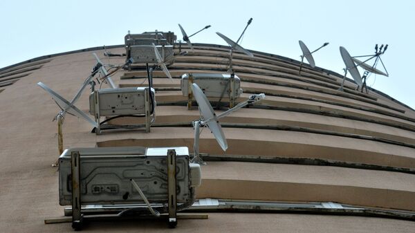 Кондиционеры и спутниковые тарелки на фасаде здания - Sputnik Грузия