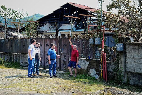 Жители домов, пострадавших от взрыва на газозаправочной станции, беседуют с представителями властей - Sputnik Грузия