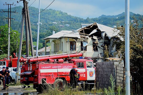 Один из разрушенных в результате взрыва на газозаправочной станции в Батуми жилой дом - Sputnik Грузия