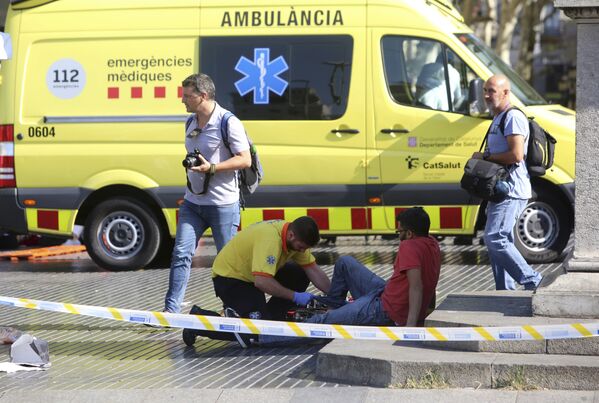 Медики оказывают помощь пострадавшим после наезда автомобиля в Барселоне - Sputnik Грузия