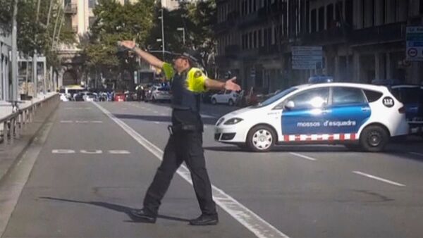 Полиция на месте наезда машины на людей в Барселоне - Sputnik Грузия