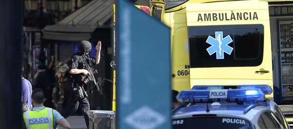 Скорая и полиция на месте наезда автомобиля на толпу в Барселоне - Sputnik Грузия