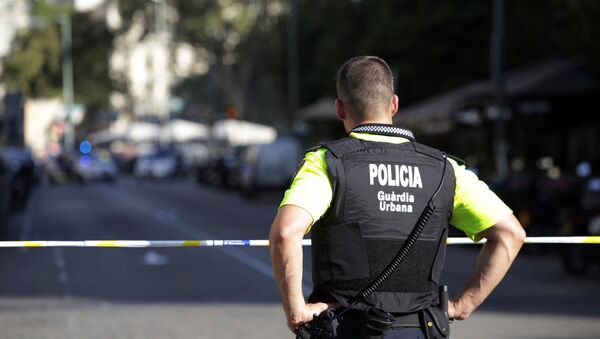 Офицер полиции в Барселоне на месте наезда на людей - Sputnik Грузия