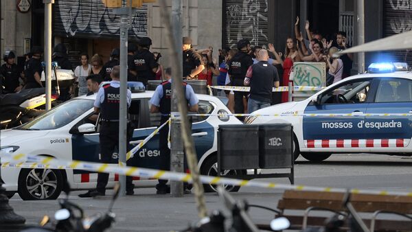 Люди выходят из кафе с поднятыми руками после второго теракта в Барселоне - Sputnik Грузия