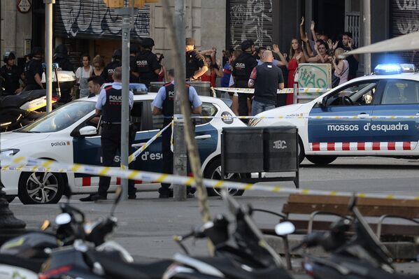 Люди выходят из кафе с поднятыми руками после теракта в Барселоне - Sputnik Грузия