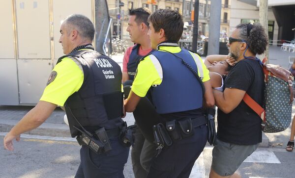 Женщину выносят с места теракта в Барселоне - Sputnik Грузия