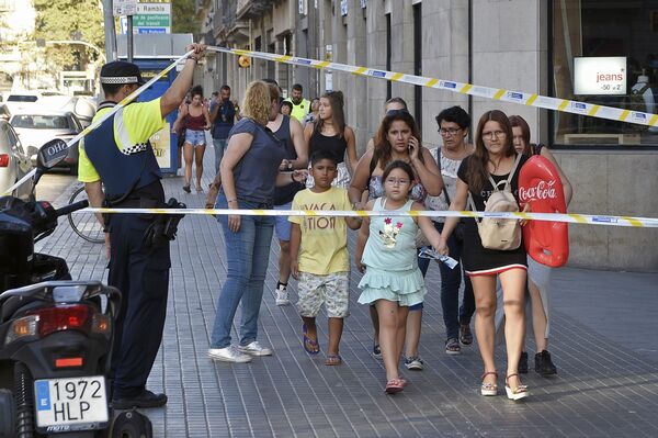 Людей эвакуируют с улицы Рамбла в Барселоне, после наезда минивэна на людей - Sputnik Грузия