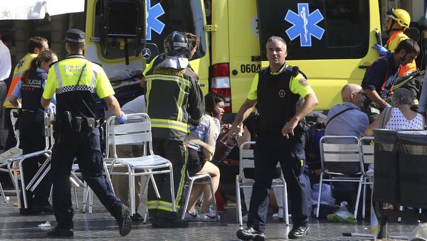 Полиция помогает пострадавшим после теракта в Барселоне - Sputnik Грузия