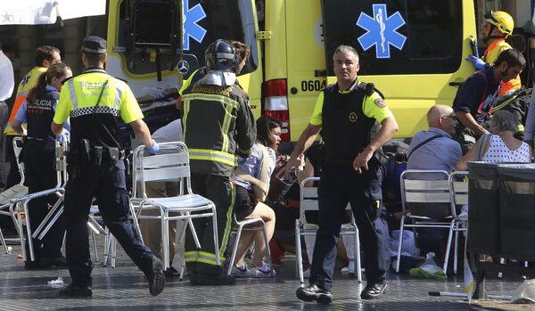 Полиция помогает пострадавшим после теракта в Барселоне - Sputnik Грузия