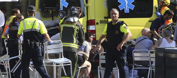 Полиция помогает пострадавшим после теракта в Барселоне - Sputnik Грузия