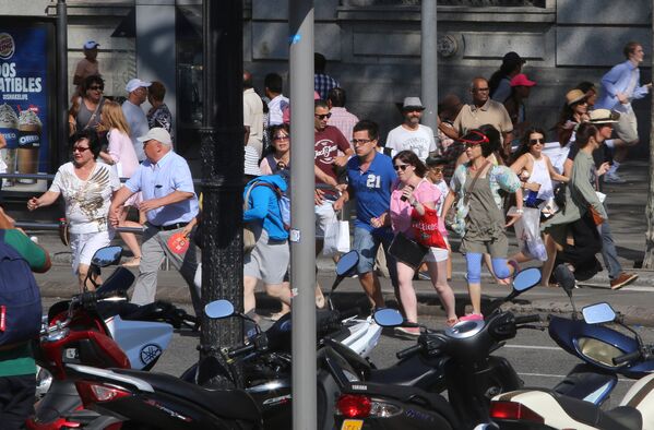 Люди бегут с места теракта в Барселоне после наезда минивэна на группу прохожих - Sputnik Грузия