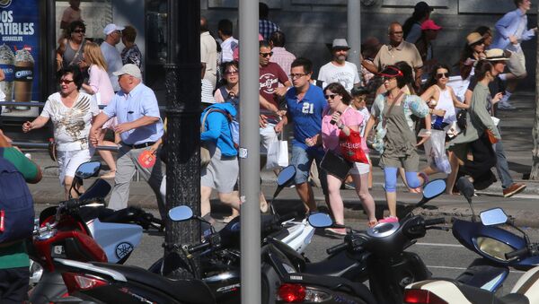 Люди бегут с места теракта в Барселоне после наезда минивэна на группу прохожих - Sputnik Грузия