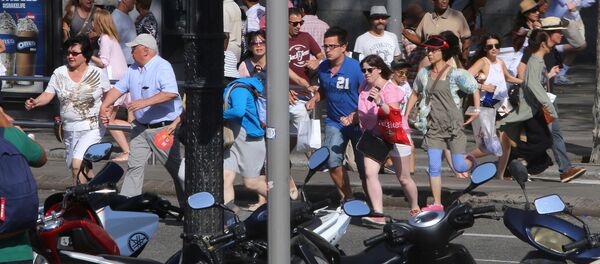 Люди бегут с места теракта в Барселоне после наезда минивэна на группу прохожих - Sputnik Грузия