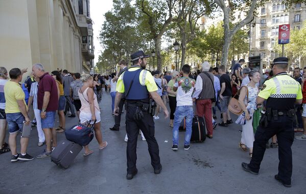 Сотрудники полиции на месте теракта в Барселоне, где минивэн наехал на людей - Sputnik Грузия