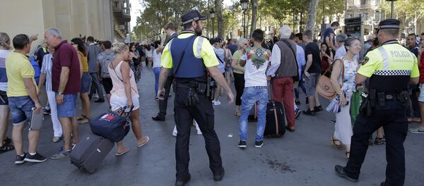 Сотрудники полиции на месте теракта в Барселоне, где минивэн наехал на людей - Sputnik Грузия
