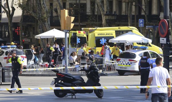 Машины скорой помощи, спасатели и полиция на месте наезда минивэна на людей в центре Барселоны - Sputnik Грузия
