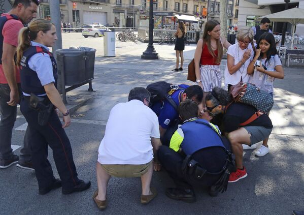 Спасатели и медики помогают пострадавшим после теракта в Барселоне, где минивэн наехал на людей - Sputnik Грузия