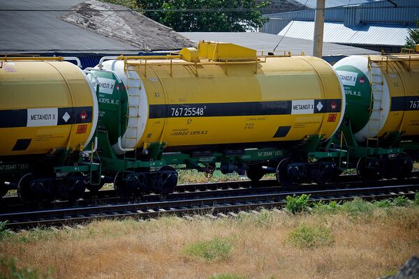 Грузовой железнодорожный состав везет азербайджанскую нефть Грузовой железнодорожный состав везет азербайджанскую нефть - Sputnik Грузия