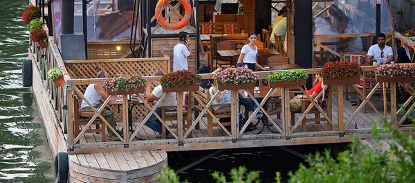 Плавающий ресторан на реке Кура у причала на набережной в грузинской столице - Sputnik Грузия