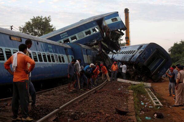 В Индии с рельсов сошел переполненный пассажирами поезд. В нем погибло 23 человека, по меньшей мере 123 получили ранения - Sputnik Грузия