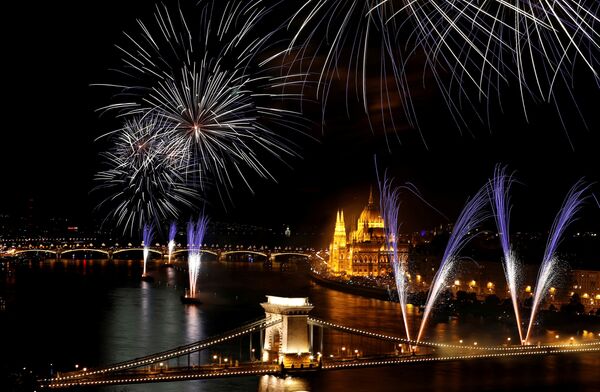Фейерверки над рекой Дунай во время празднования Дня Святого Стефана в Будапеште, Венгрия - Sputnik Грузия