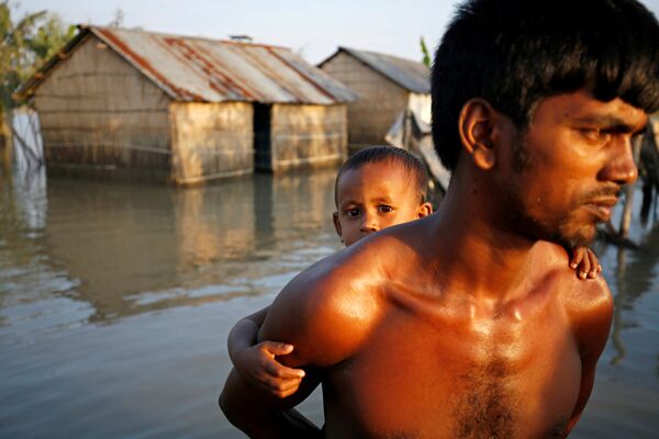 В результате наводнения в Бангладеш погибли не менее 57 человек, более 3,3 млн серьезно пострадали от затопления домов и земель - Sputnik Грузия