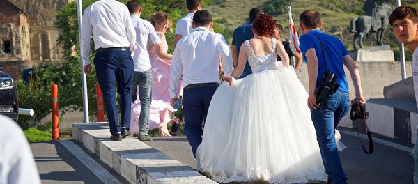 Молодожены со своими друзьями в центре грузинской столицы - Sputnik Грузия