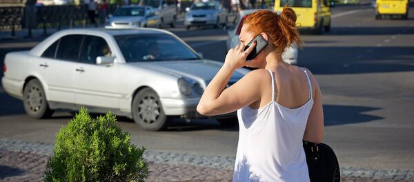 გოგონა ტელეფონით საუბრობს გოგონა ტელეფონით საუბრობს - Sputnik საქართველო