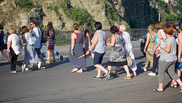 Туристы переходят дорогу в центре грузинской столицы - Sputnik Грузия