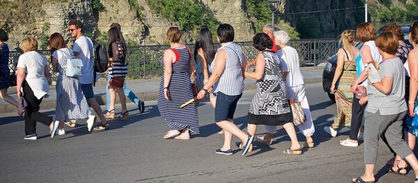 Туристы переходят дорогу в центре грузинской столицы - Sputnik Грузия