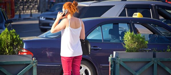Девушка говорит по мобильному телефону на фоне такси - Sputnik Грузия