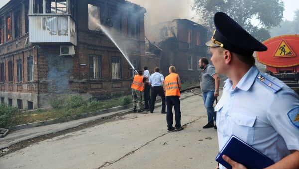 Сотрудники полиции и коммунальных служб во время ликвидации пожара в Ростове-на-Дону - Sputnik Грузия