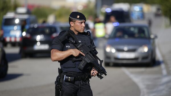 Вооруженный полицейский в районе Субиратса, Испания - Sputnik Грузия