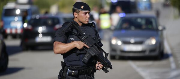 Вооруженный полицейский в районе Субиратса, Испания - Sputnik Грузия