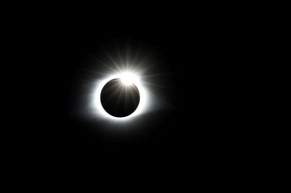 Наблюдаемый с поверхности земли эффект бриллиантового кольца во время полного солнечного затмения в Теннесси, США - Sputnik Грузия